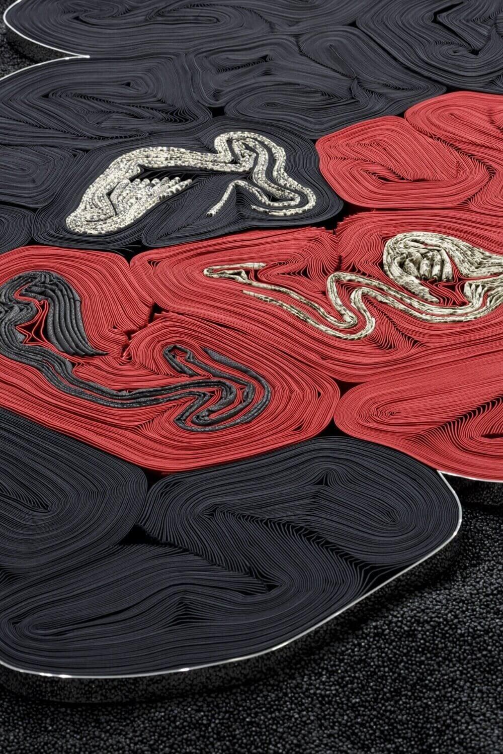 Birthing Pool Birthing Pool, 2019 /
Plissierter Hightech-Lamé mit Akkordeon-Falten, Polyester-Satin mit Akkordeon-Falten, «Frauen Damen Tier Leopard Schlange PU PVC Wet Look glänzende Leggings Mode Hose neu» mit Akkordeon-Falten, «sexy Damen hohe Taille Wet Look skinny Leder Leggings Hose schwarz» mit Akkordeon-Falten, hochglanzpolierter Edelstahl, pelletiertes und recyceltes HDPE /
372 × 172 × 8.5 cm / Installation: Dimensionen variabel /
Foto: Tim Bowditch