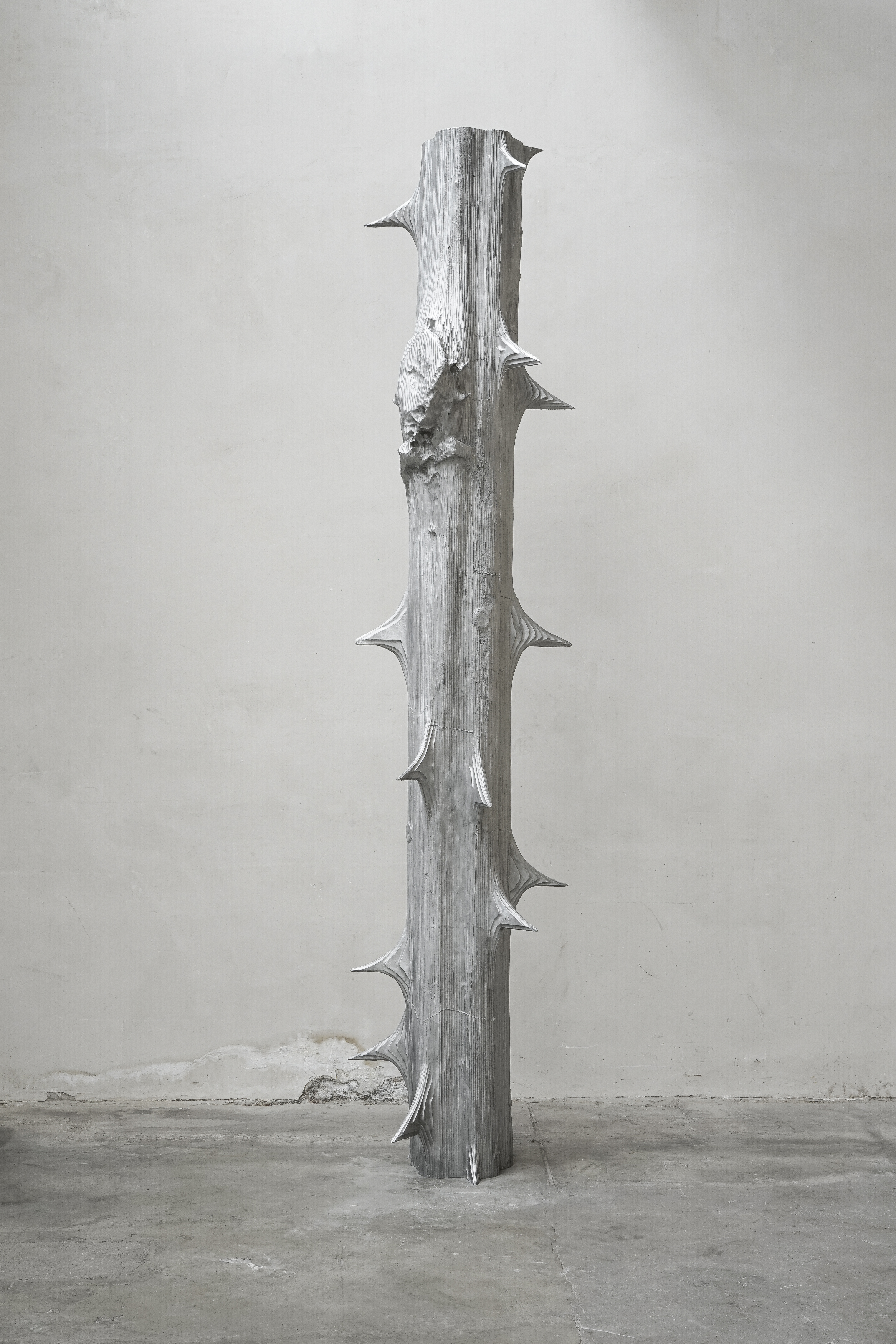 Megaflora, 2021 / 
Sandgegossenes Aluminium / 330 × 72 × 47 cm / 
Courtesy the artist und Large Glass, London / Foto: Kunstgiesserei St.Gallen