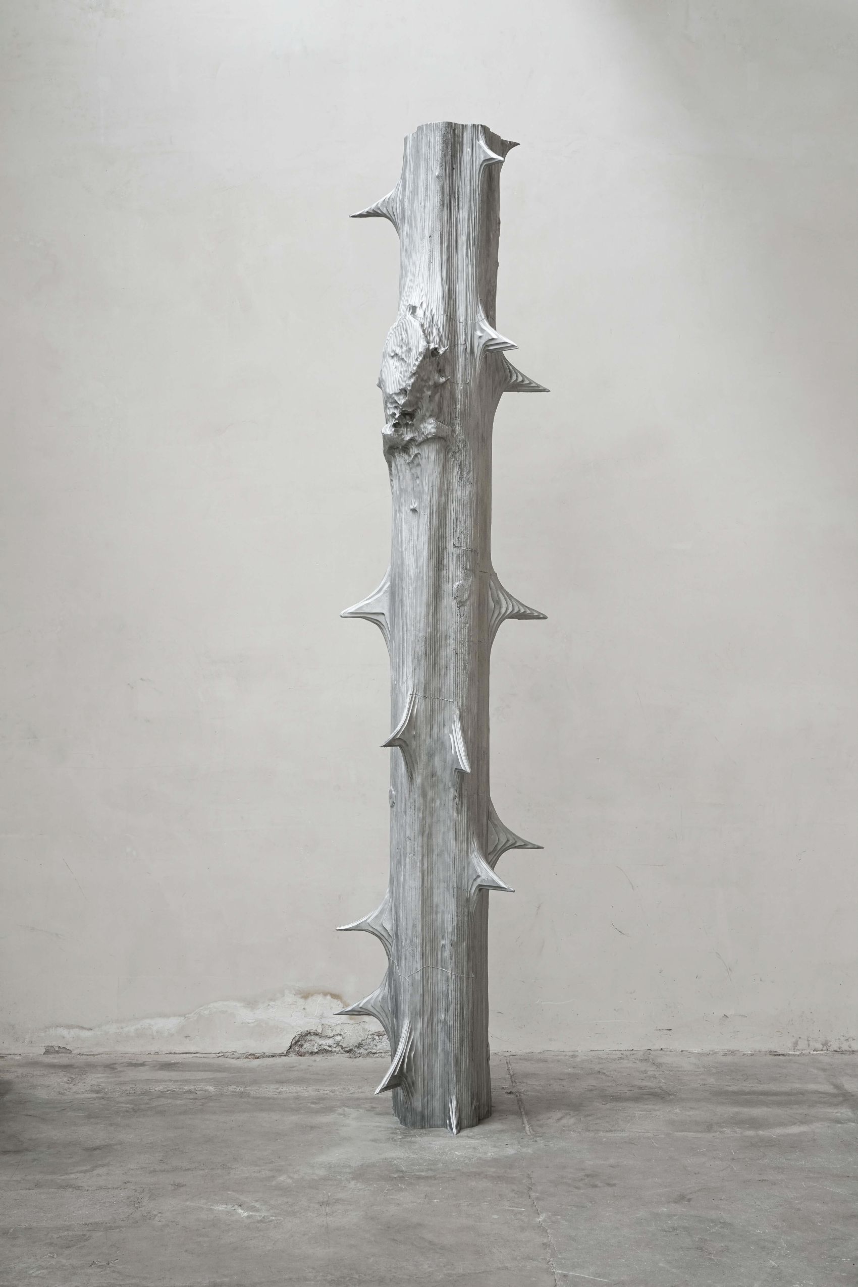 Megaflora Megaflora, 2021 /
Sandgegossenes Aluminium / 330 × 72 × 47 cm /
Courtesy the artist und Large Glass, London / Foto: Kunstgiesserei St.Gallen