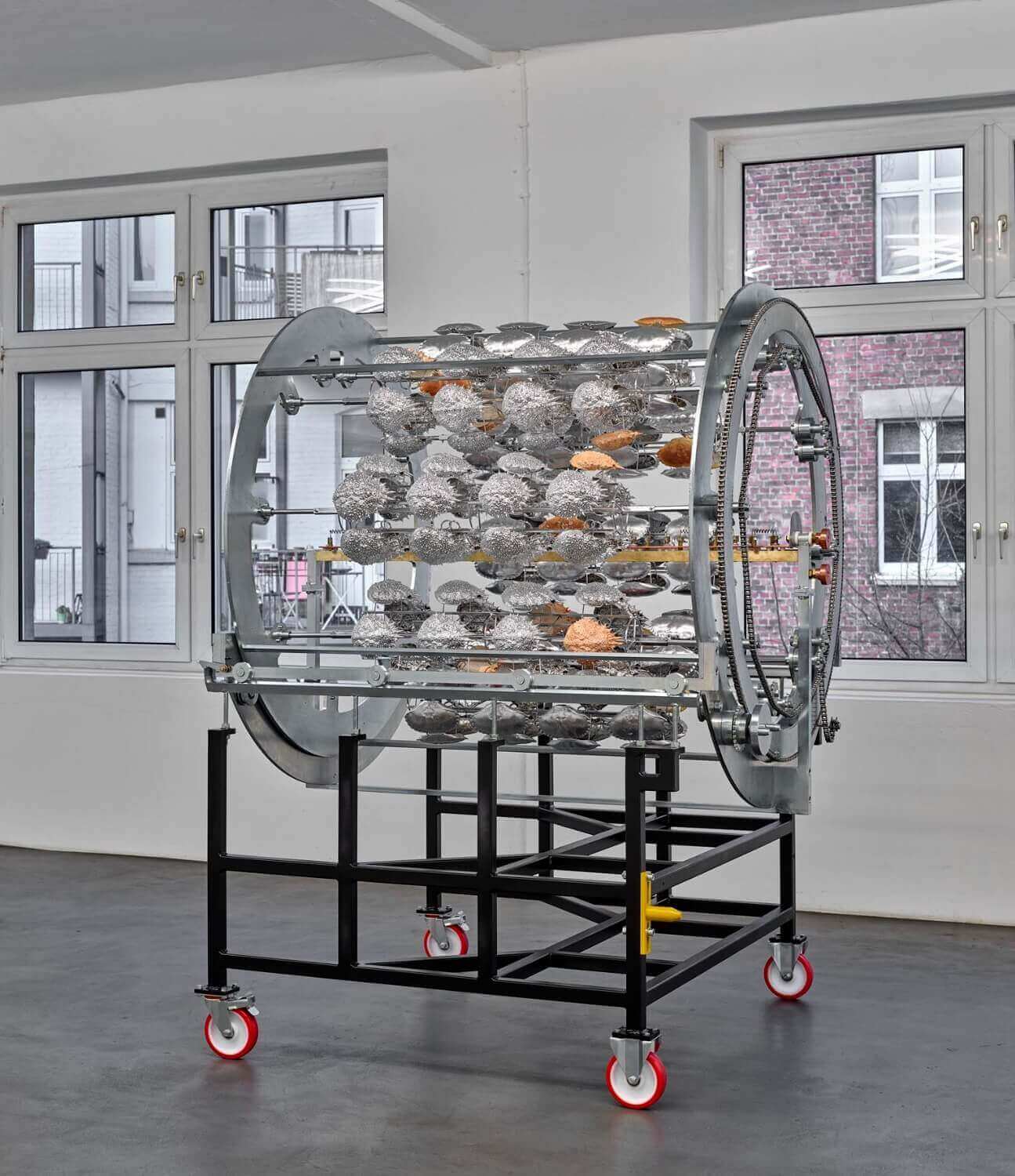 Planetary System Planetary System (Kolzer DGK63”), 2019 /
Horizontales Vakuum-Metallisierungskarussell-System Kolzer DGK63”, vakuum-metallisierte Seespinnen (Maja brachydactyla), Taschenkrebsschalen (Cancer pagurus) auf Edelstahlvorrichtungen /
Foto: Achim Kukieles