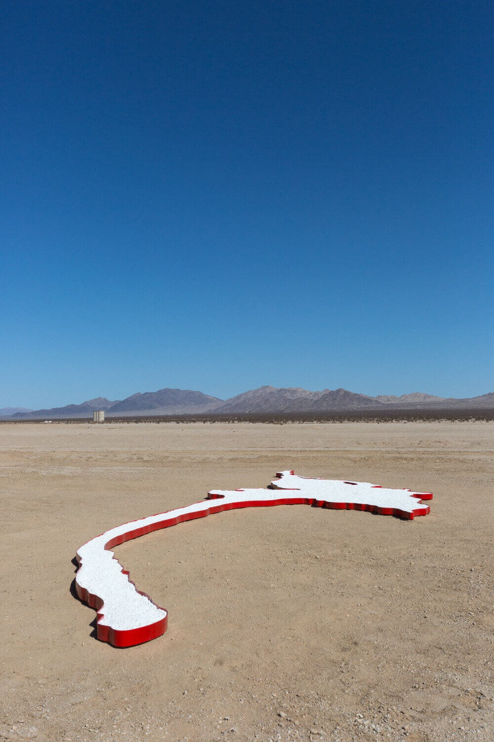 Rockpool Rockpool, 2022 /
Zwei Tonnen von aus der Mojave-Wüste gewonnenem Grobsalz, handgeformter, pulverbeschichteter und lackierter Stahl /
20 m × 6.43 m × 20 cm /
Courtesy the artist and High Desert Test Sides /
Foto: Sarah Lyon