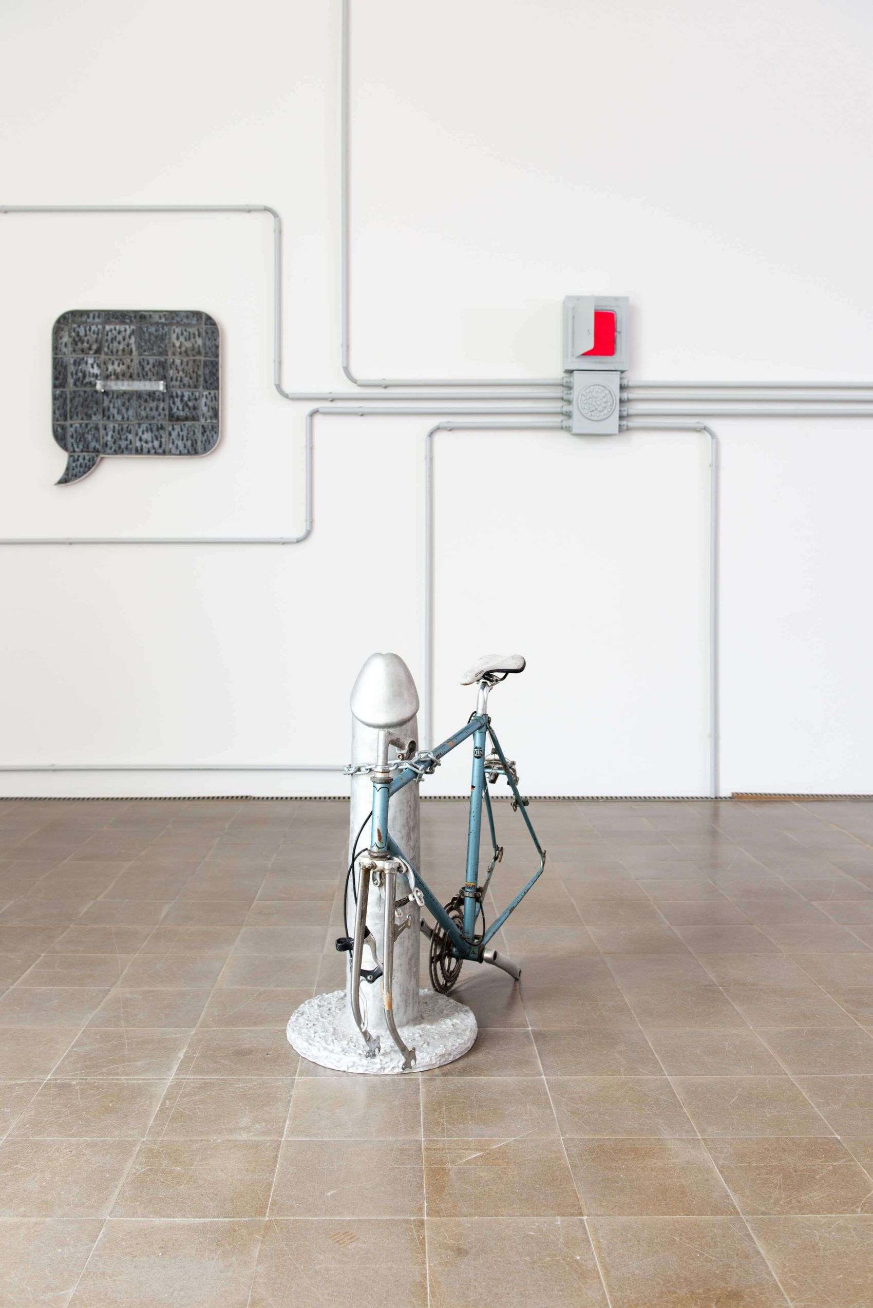 Love-Hate-Relationship, 2017 Love-Hate-Relationship, 2017Bemalte Bronze, gefundenes Fahrrad, Schloss / courtesy the artist / Foto: Lea Kunz