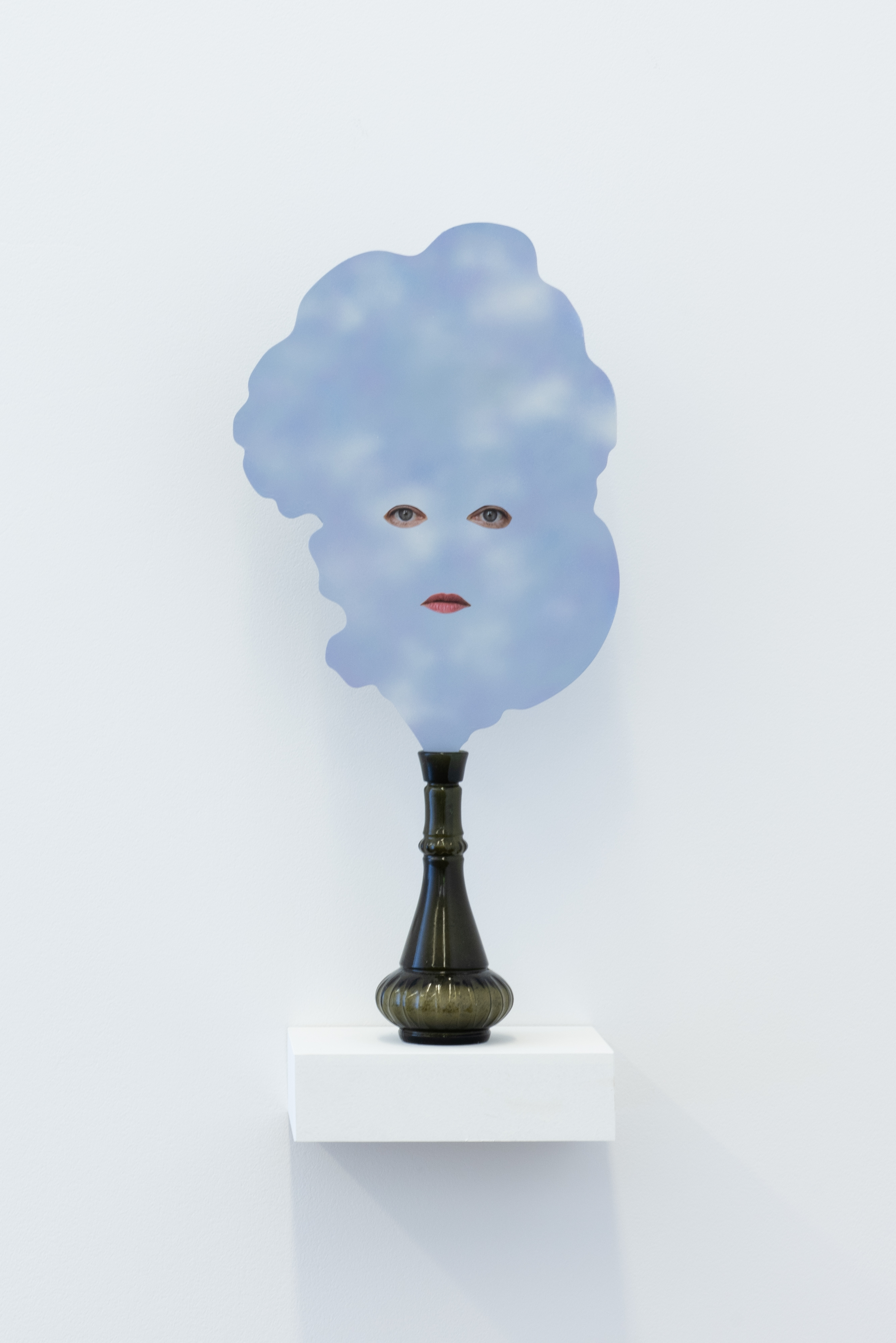 4 Clouds with Bottles, 2023Glas, Sand, Spiegel, Farbe, Digitaldruck / Courtesy the artist
