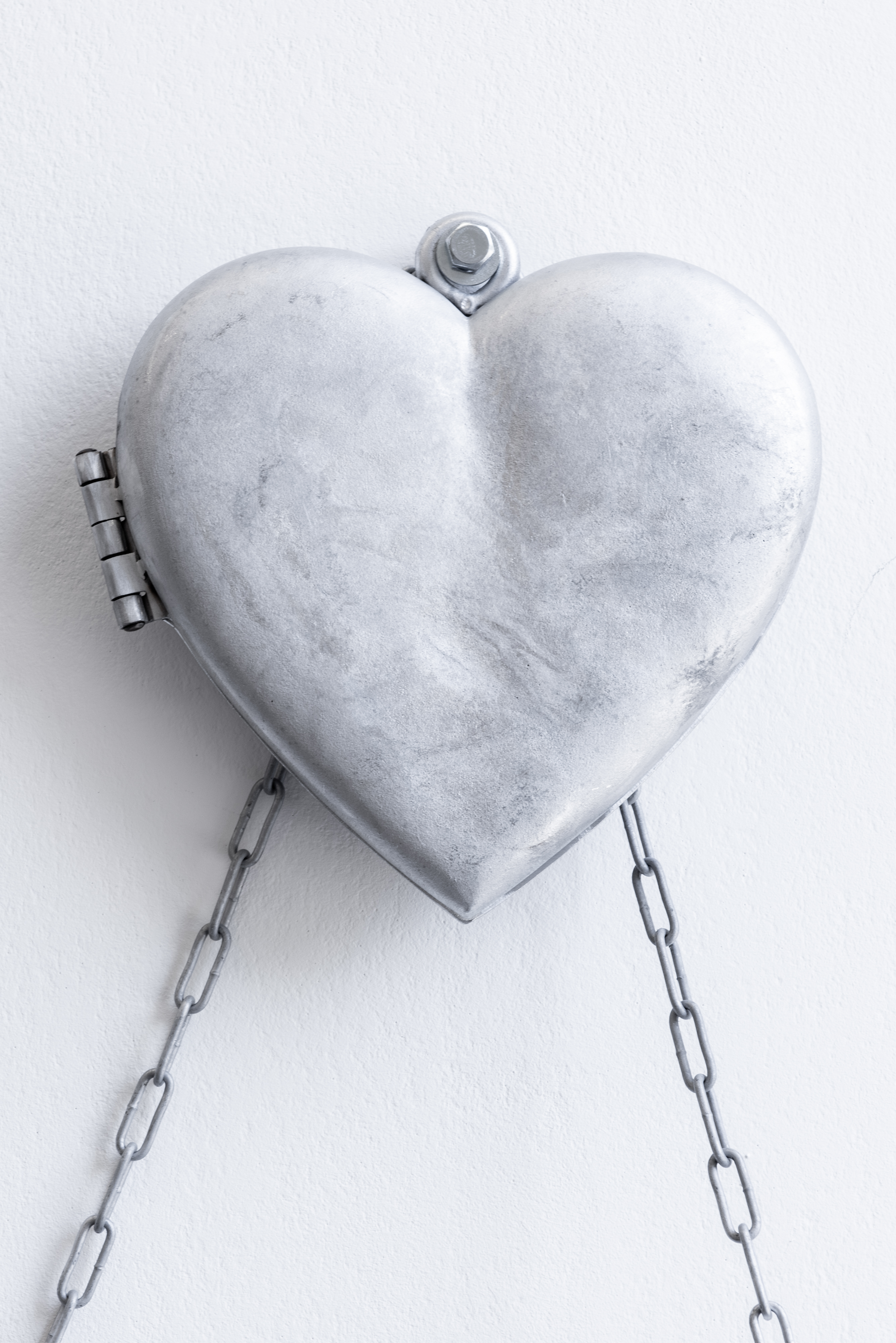 Heart (1-8), 2021Aluminium, Digitaldruck, Stahlkette / courtesy the artist / Foto: Lea Kunz