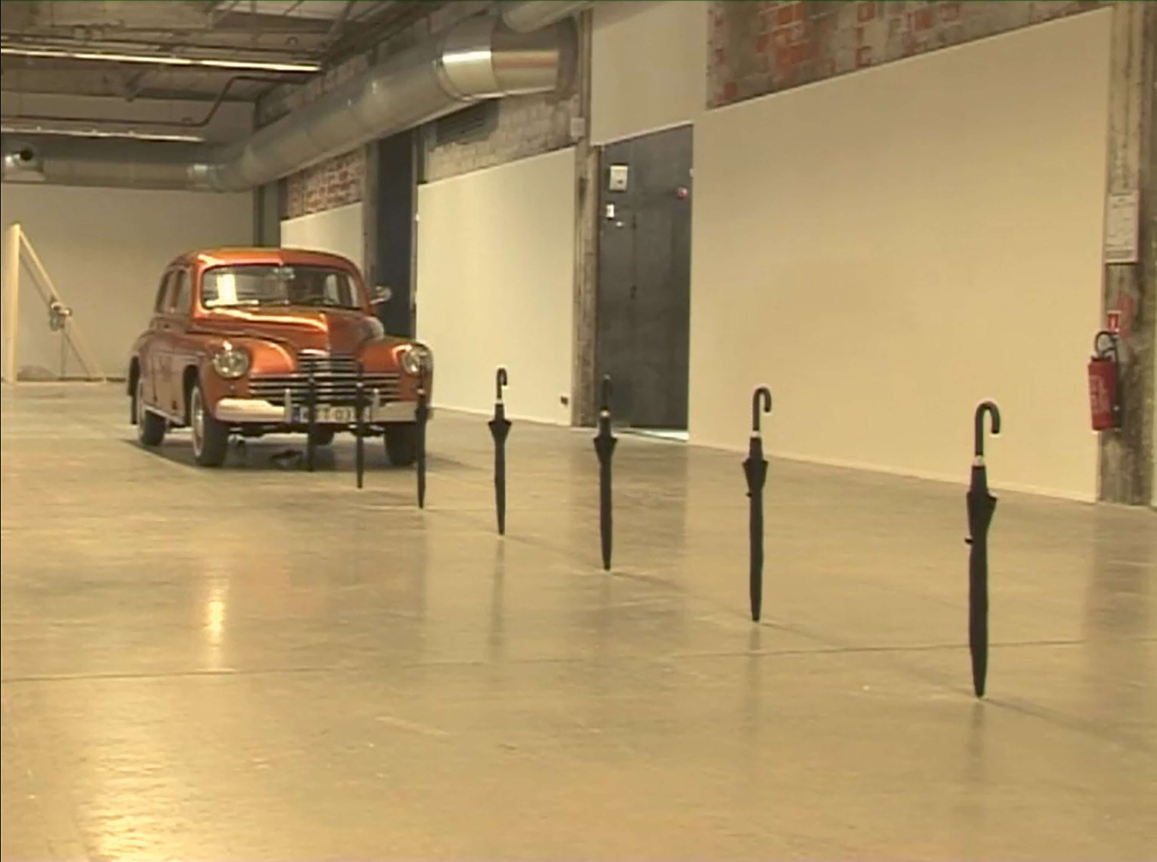 Regenschirme, 2012 Regenschirme (2012), Mon voyage à Nantes HAB Galerie, Nantes (F), Kamera: Eric Watt, © Roman Signer