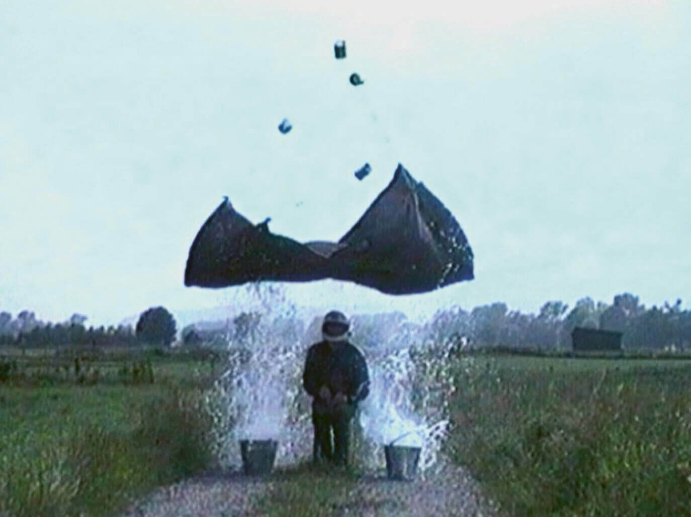 Schwarzes Tuch, 1994 Roman Signer, Schwarzes Tuch (1994), Rheintal (CH), Video, Kamera: Aleksandra Signer, ©Roman Signer