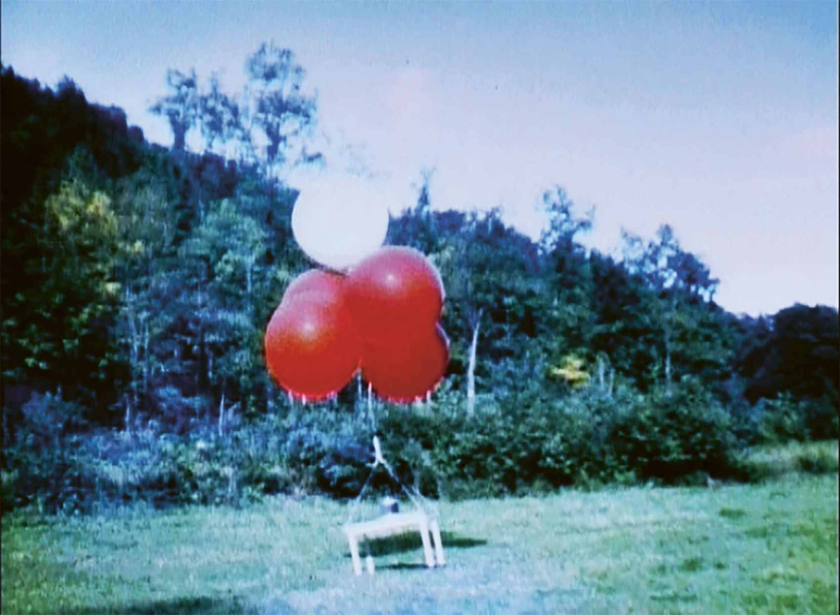 02-35-01_Tisch mit Ballonen, 1982 Roman Signer, Tisch mit Ballonen (1982), Weissbad (AI, CH), Super-8-Film, Kamera: Roman Signer, ©Roman Signer