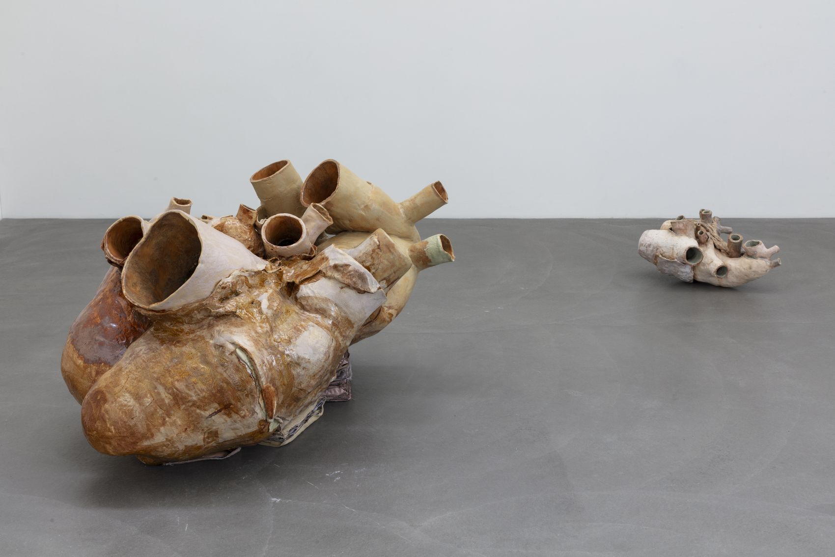 Ausstellungsansicht, Klang der Erde. Keramik in der zeitgenössischen Kunst, Kunstmuseum Appenzell, 25.5. – 14.9.2025, Foto: Stefan Rohner