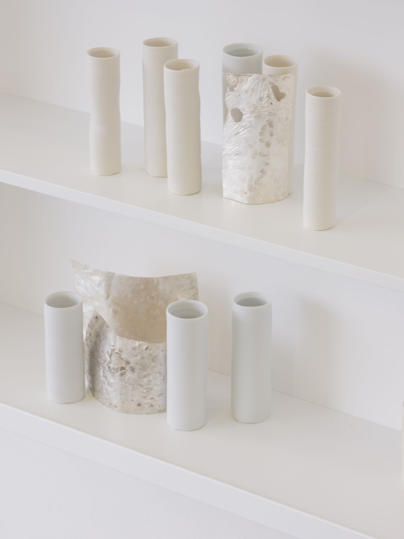 Ausstellungsansicht, Klang der Erde. Keramik in der zeitgenössischen Kunst, Kunstmuseum Appenzell, 25.5. – 14.9.2025, Foto: Sebastien Verdon