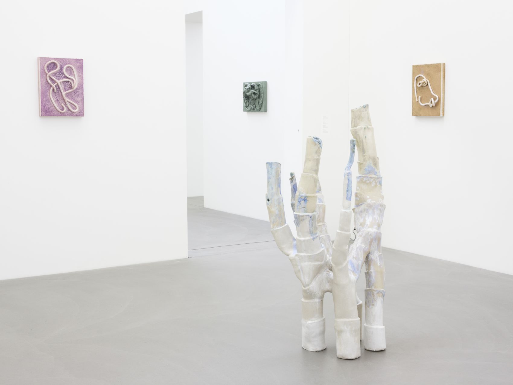 Ausstellungsansicht, Klang der Erde. Keramik in der zeitgenössischen Kunst, Kunstmuseum Appenzell, 25.5. – 14.9.2025, Foto: Sebastien Verdon