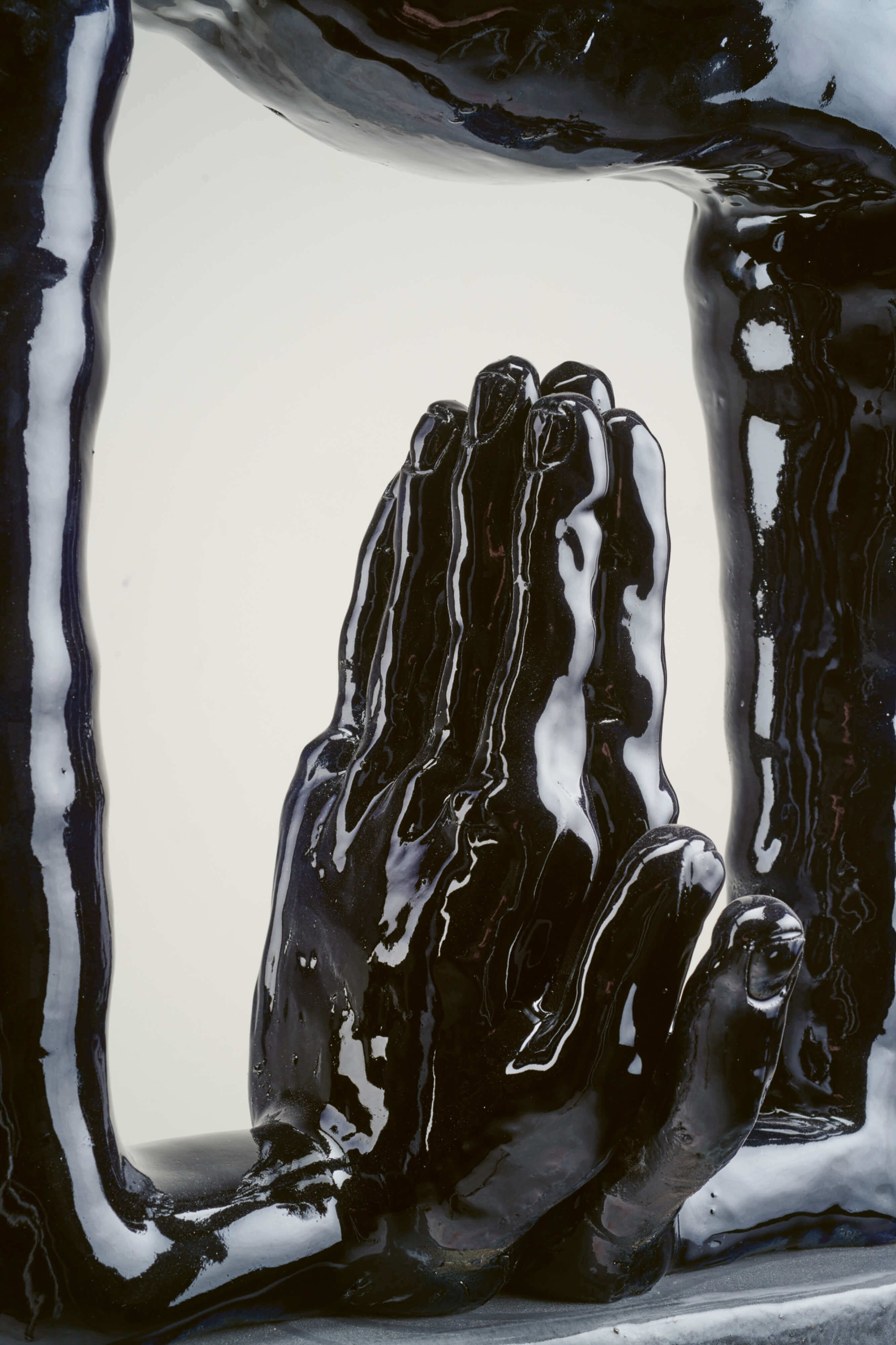 Raum9_Othello_A Hope for a Prayer, 2020_41-5 x 19 x 9 inches_WDO00237ST(3) Woody De Othello, A Hope for a Prayer, 2020, private collection, © Woody De Othello, courtesy of the artist and Jessica Silverman, and Karma, photo: John Wilson White