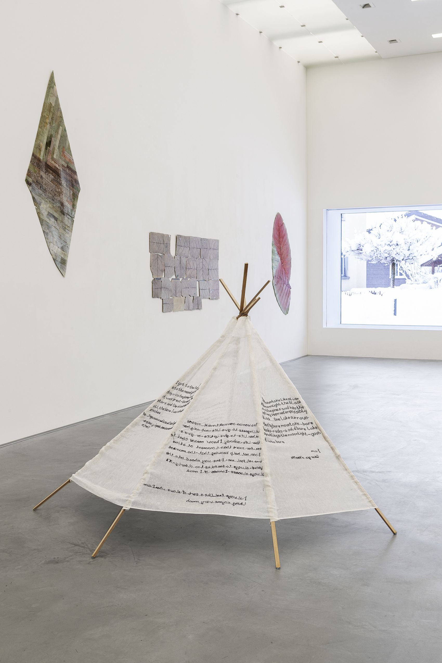 Ausstellungsansicht, Heimspiel 21. Zeitgenössische Kunst aus der Region, 11.12.2021 – 30.1.2022, Kunsthalle Appenzell, Foto: Anna Tina Eberhard