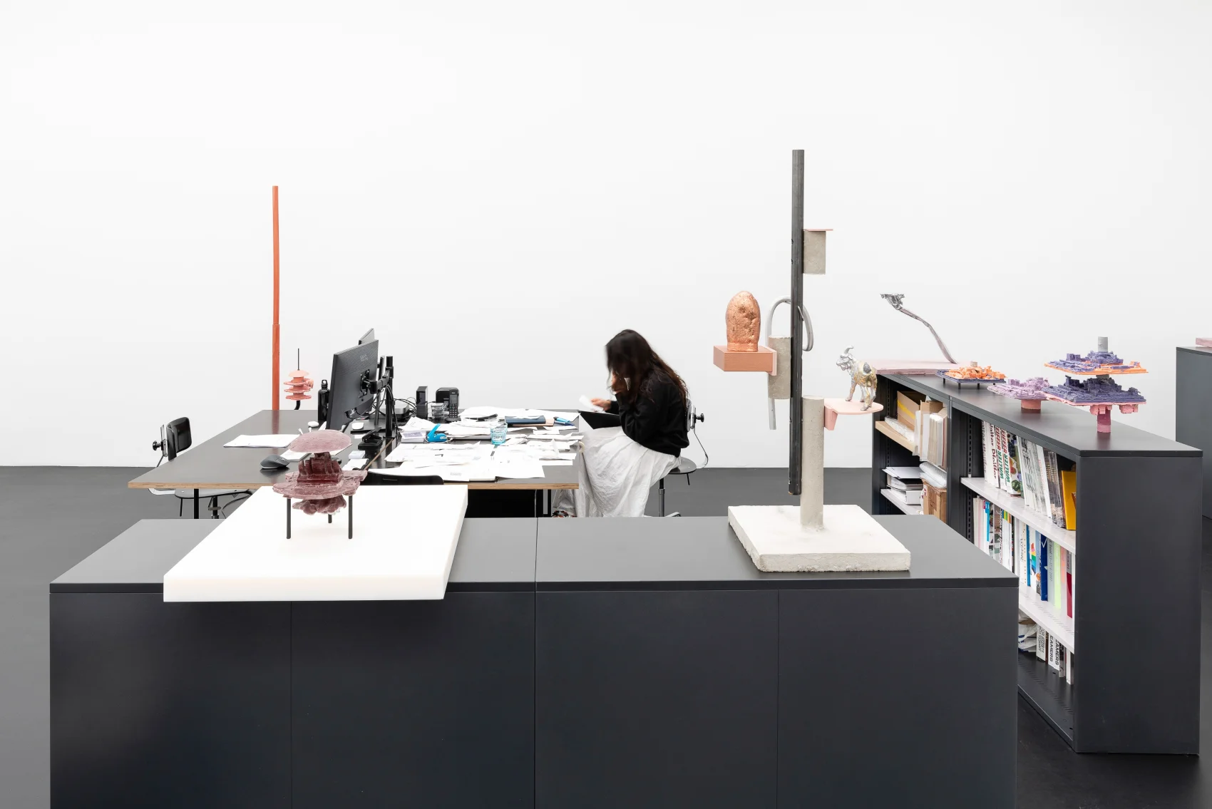 Florian Germann, Der Empfang, 2023, Courtesy the artist & Galerie Gregor Staiger, Zurich – Milan, photo: Galerie Gregor Staiger Florian Germann, Der Empfang, 2023, Courtesy the artist & Galerie Gregor Staiger, Zurich – Milan, photo: Galerie Gregor Staiger