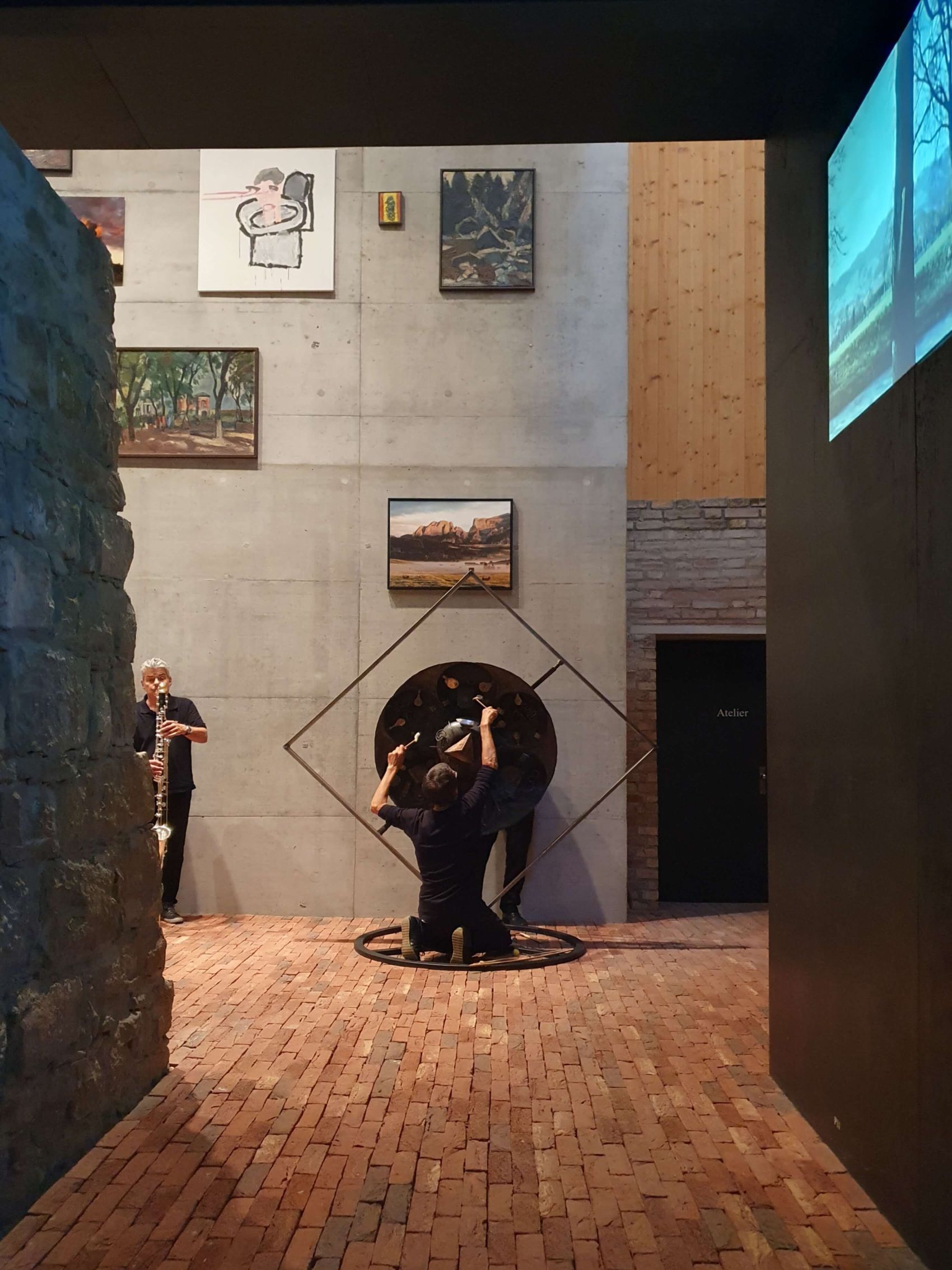 Klang Performance von Pit Gutmann, Matthias Brodbeck , Peter A. Schmid, Rudolf Linder mit Klangobjekten von Martin Spühler