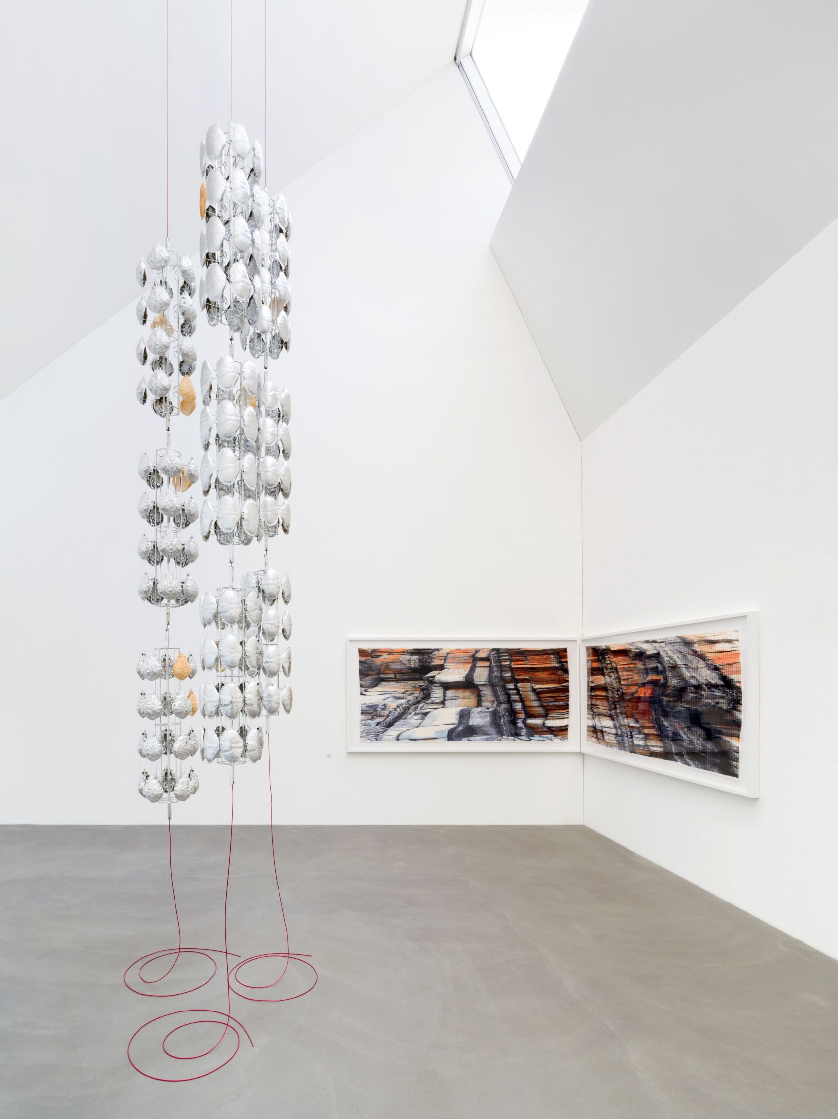 Ausstellungsansicht, Alice Channer. Heavy Metals / Silk Cut, 2.7. – 8.10.2023, Kunstmuseum / Kunsthalle Appenzell, Foto: Roman März