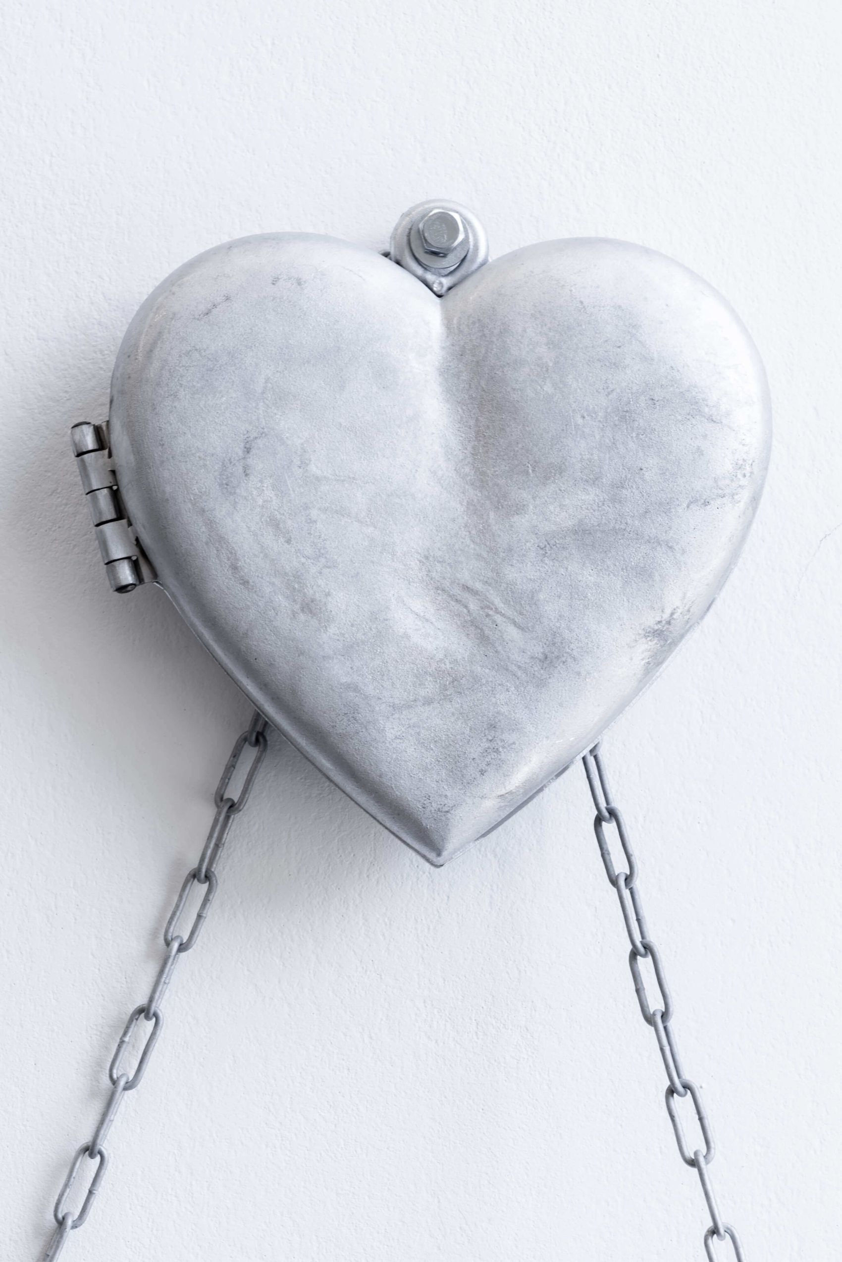 Heart (1-8), 2021Aluminium, digital print, steel chain / courtesy the artist / photo: Lea Kunz