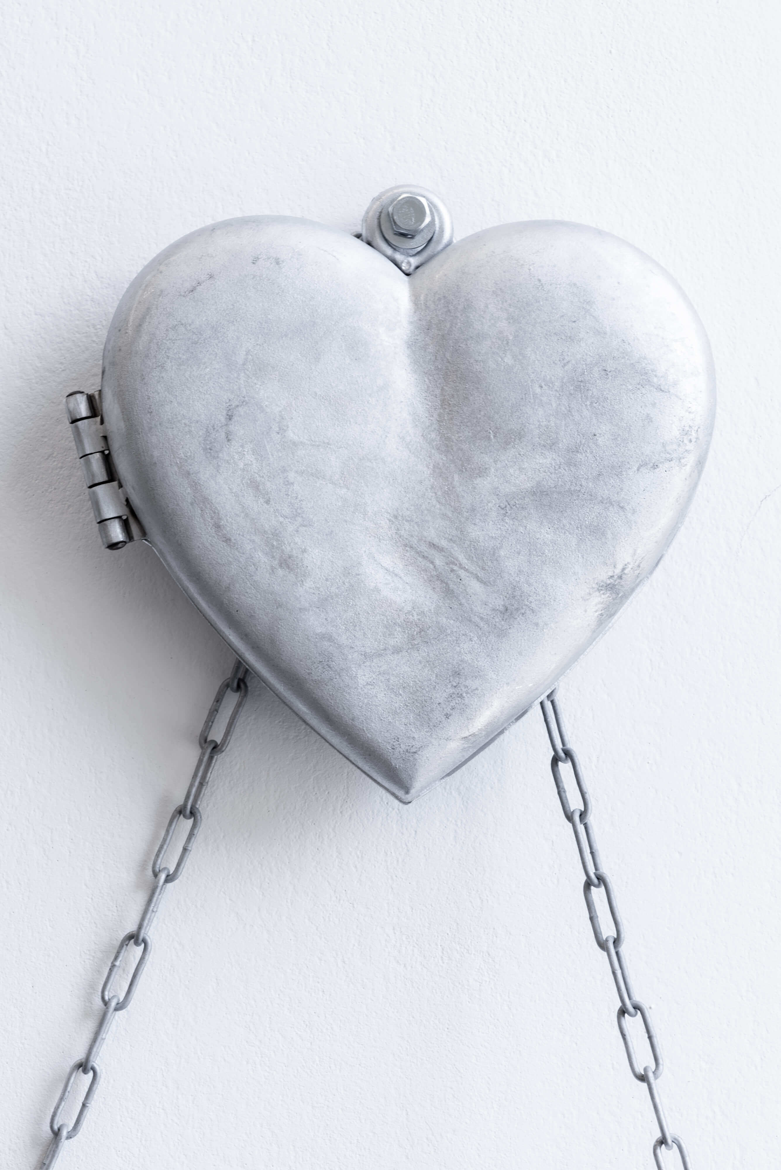 Heart (1-8), 2021Aluminium, digital print, steel chain / courtesy the artist / photo: Lea Kunz