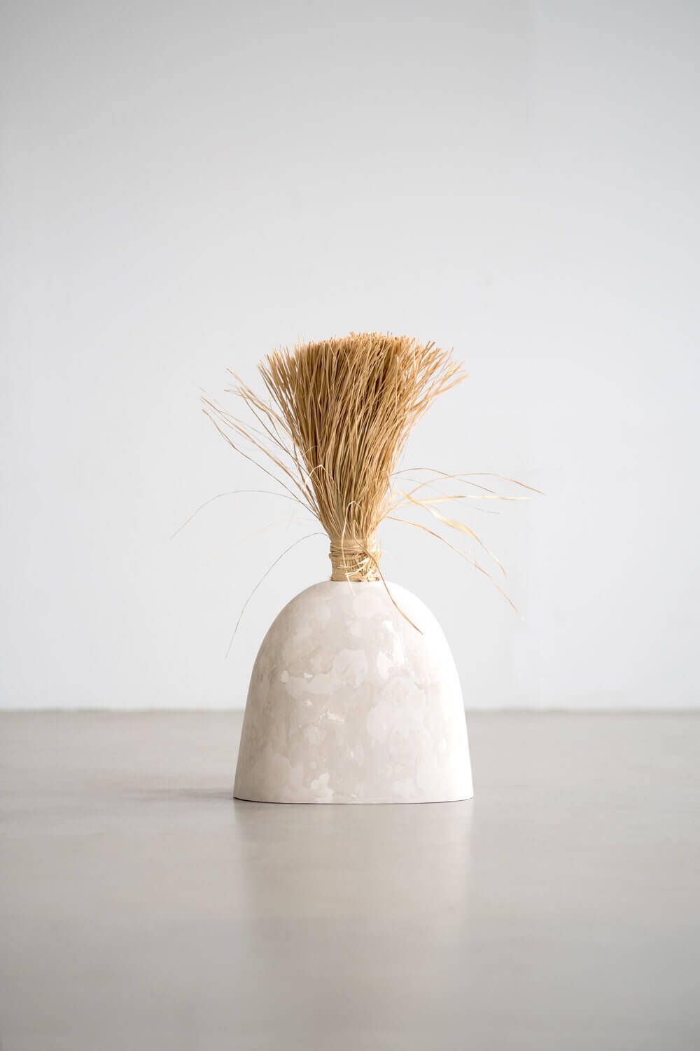 ohne Titel (green heart), 2019Bast, wire, plaster, pigment / courtesy the artist / photo: Zora Berweger