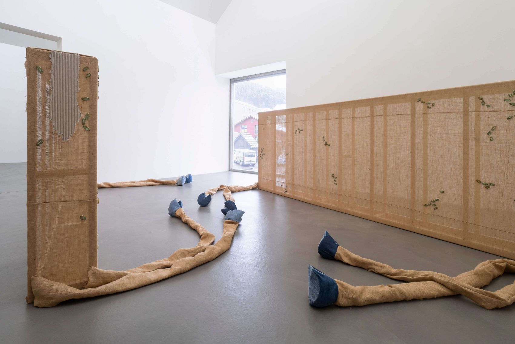 Plattform24 VIRGINIE SISTEK, Resurrection Ranch, 2024, Exhibition view Plattform24, Kunstmuseum Appenzell, ©Claude Barrault