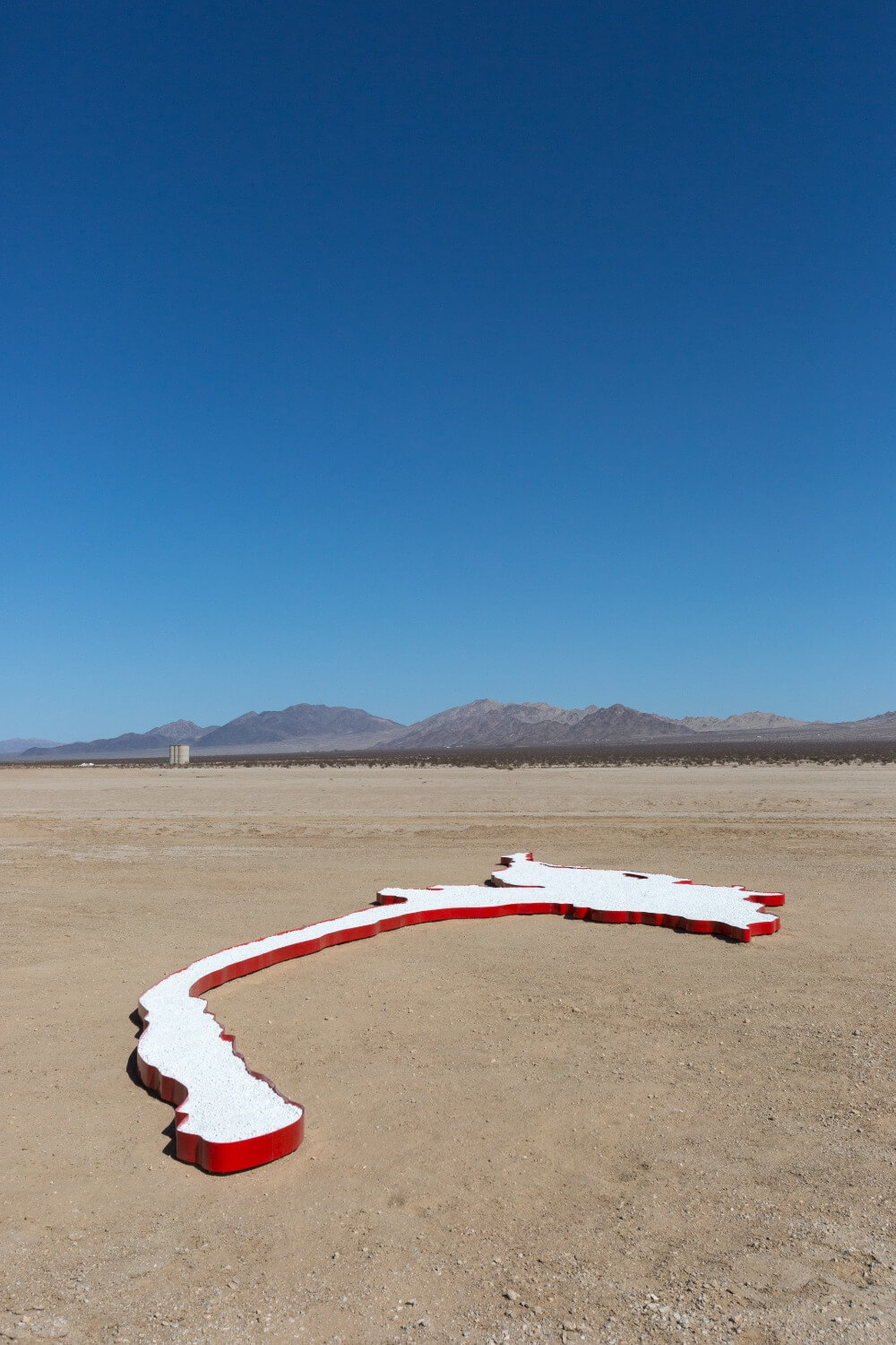 Rockpool, 2022 /
Two tonnes of coarse salt, extracted from the Mojave Desert, hand-curved, powder-coated and lacquered steel / 
20 m × 6.43 m × 20 cm /
Courtesy the artist and High Desert Test Sides /
Photo: Sarah Lyon