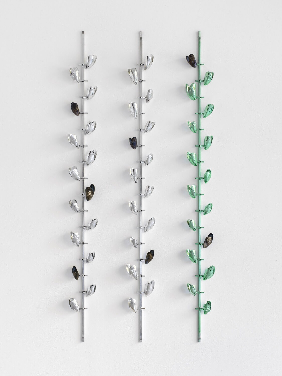 Linear Bivalves (Quintuple Green) (Detail), 2018 /
Vacuum-metallized and lacquered mussel shells on custom jigs / 484 × 260.3 × 7 cm /
Photo: Roman März