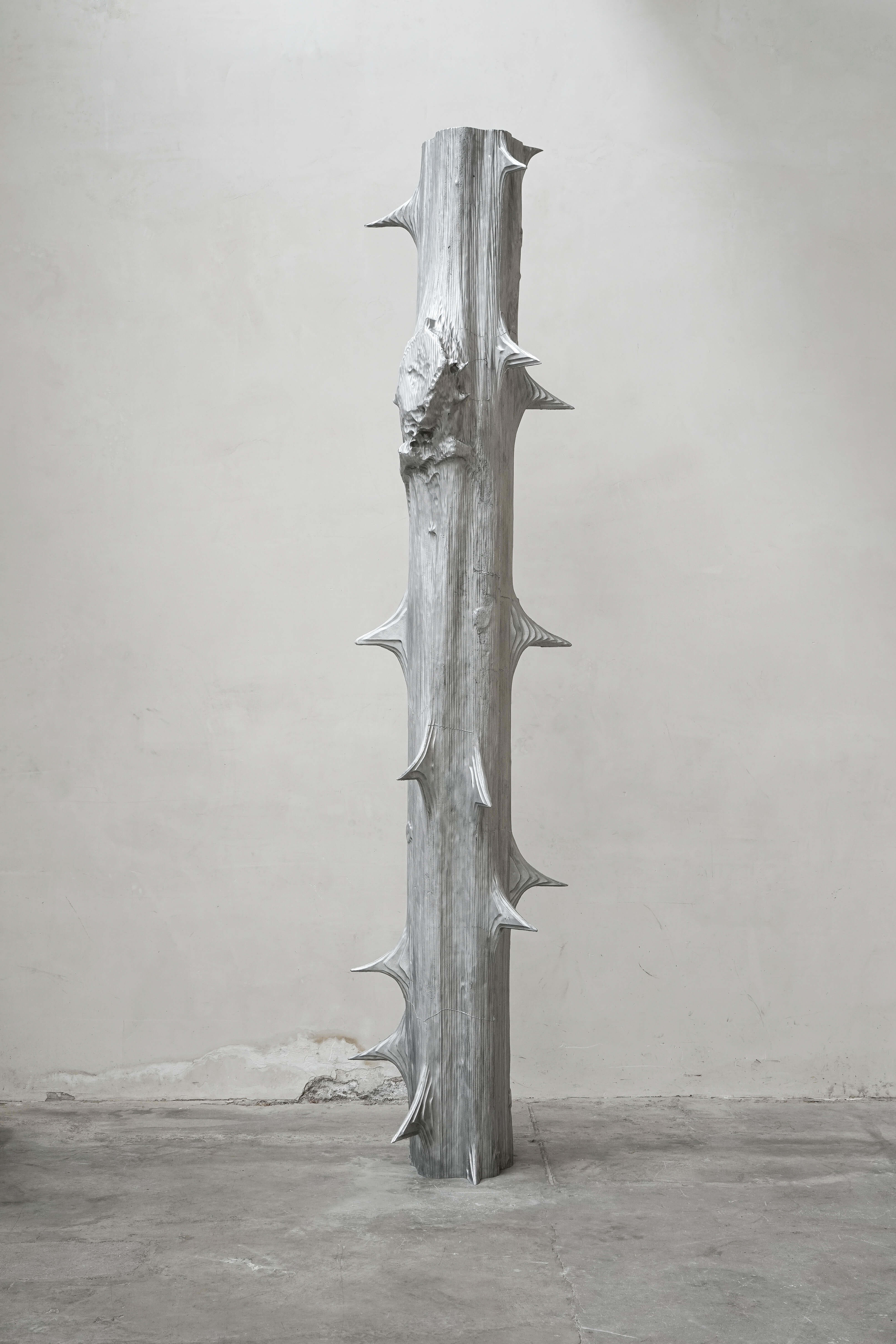 Megaflora, 2021 /
and-cast aluminium / 330 × 72 × 47 cm /
Courtesy the artist and Large Glass, London / Photo: Kunstgiesserei St.Gallen