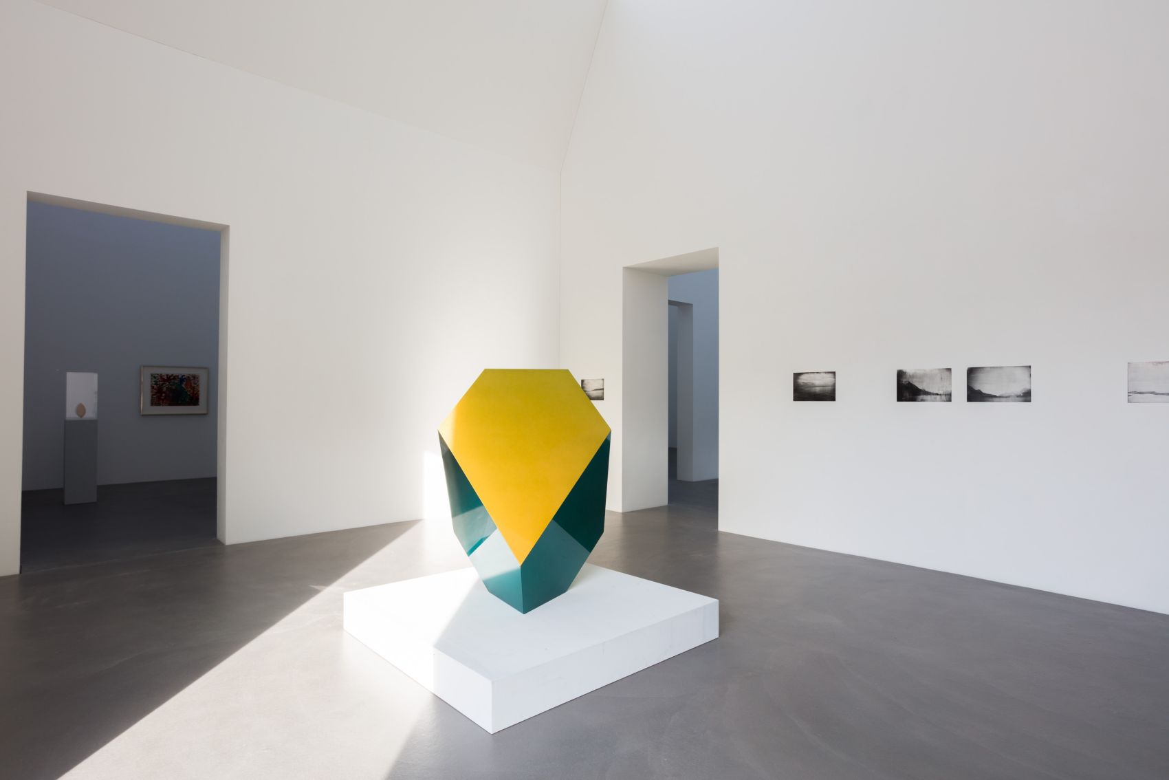 Exhibition View, Collecting : Revisited DER WELT VIEL TIEFE WELTEN, 
6.11.2022 – 5.3.2023, Kunsthalle Appenzell, Photo: KMA