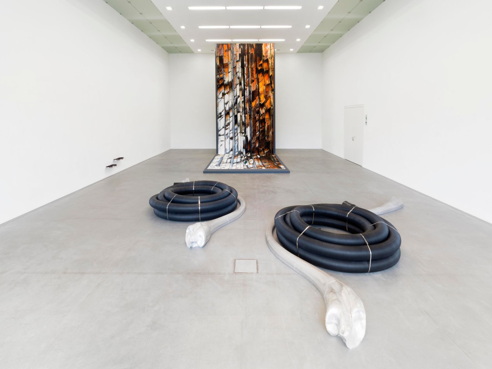 
Ausstellungsansicht, Alice Channer. Heavy Metals / Silk Cut, 2.7. – 8.10.2023, Kunstmuseum / Kunsthalle Appenzell, Foto: Roman März
