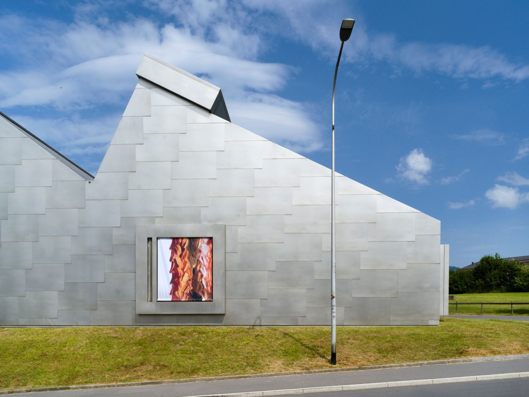 
Ausstellungsansicht, Alice Channer. Heavy Metals / Silk Cut, 2.7. – 8.10.2023, Kunstmuseum / Kunsthalle Appenzell, Foto: Roman März
