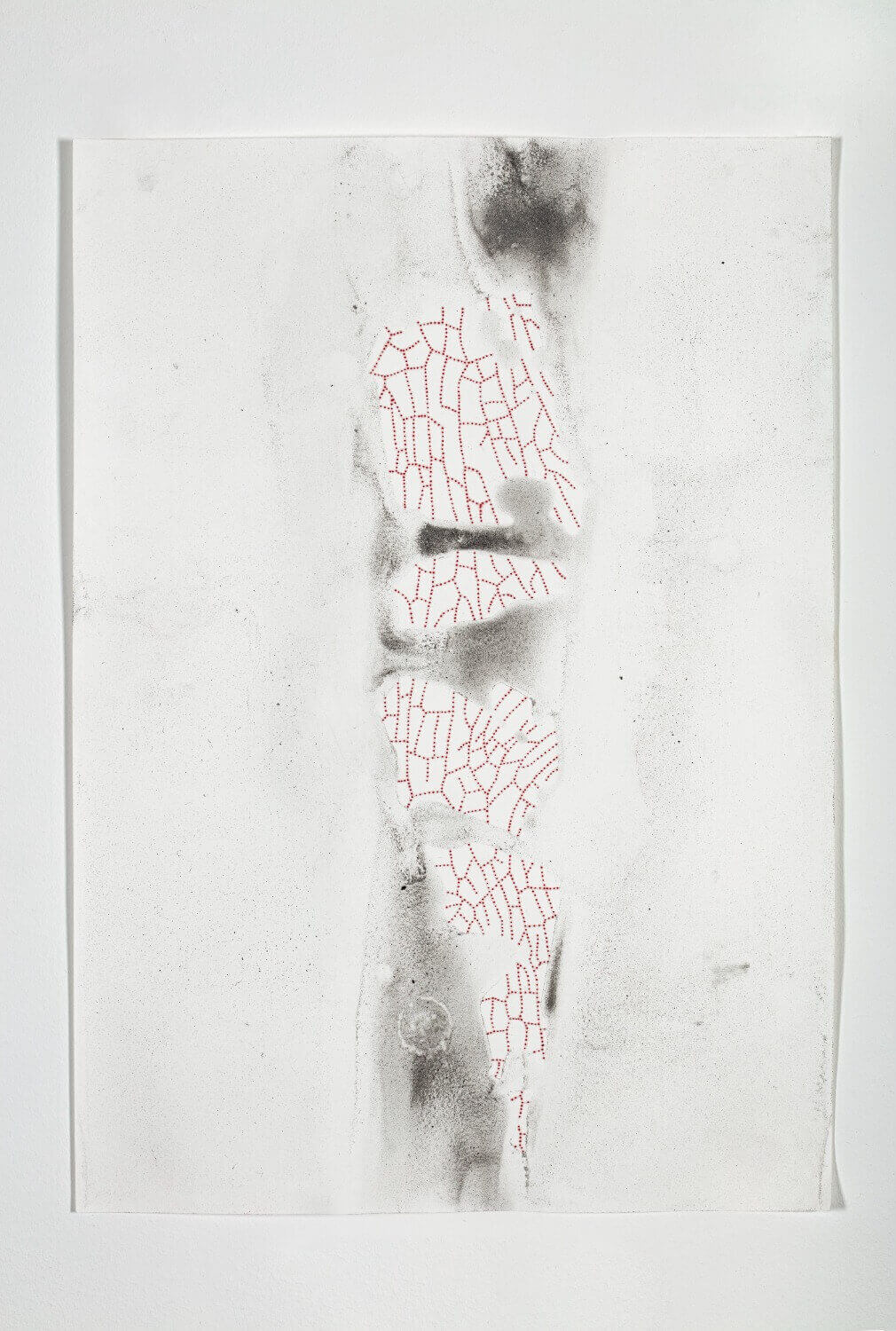 Life Without Air (Mesophyll), 2022 / 
Silk-Cut-Zigarettenasche, Polyethylen-Mikrokugeln&nbsp; 500–850 μm, Bleistift, und Wasser auf und in&nbsp;Papier, gerahmt /&nbsp;&nbsp;
35.6 × 47.8 × 3.3 cm /
Foto: Lucy Dawkins