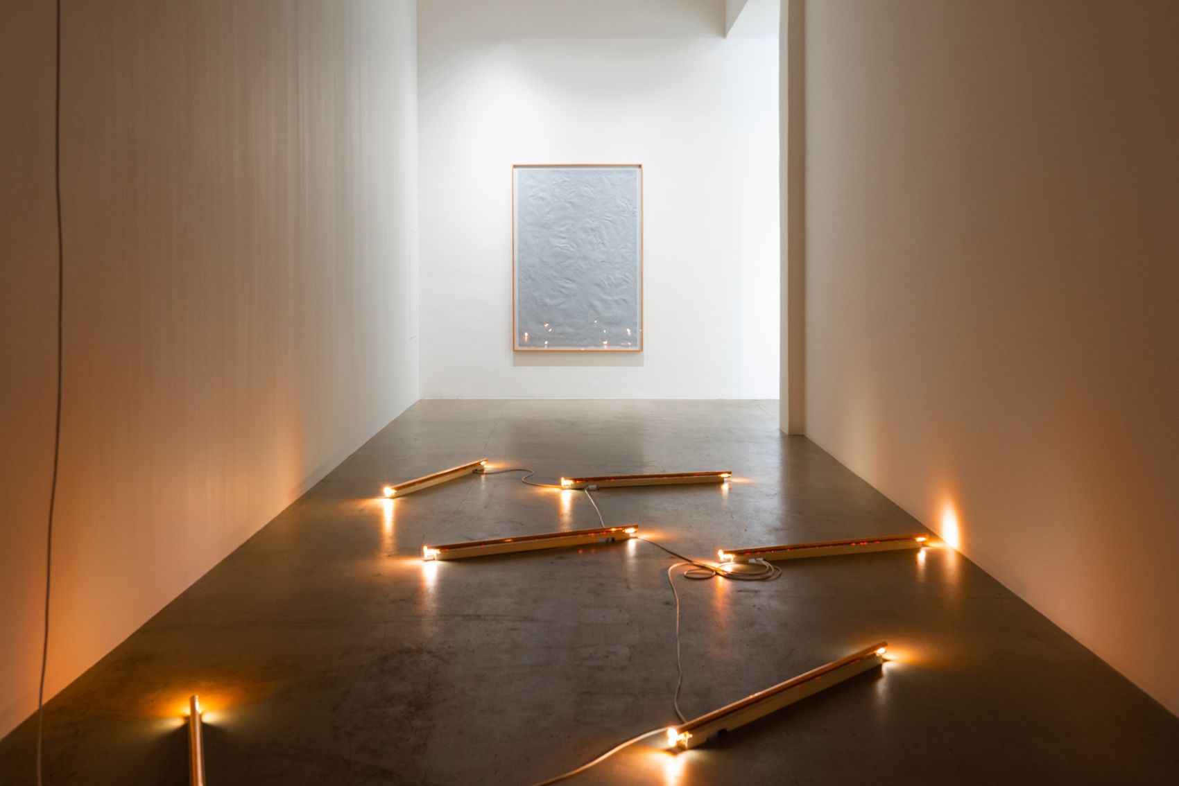 Radiant Alchemy,&nbsp;2023, Leuchtstoffröhren, Leuchten, Elektrokabel und Kupferbleche der Galerie /&nbsp;Measuring Entropy, 2023,&nbsp;Papier, EVA-Kleber,&nbsp;courtesy the artist and Marfa’ Projects,&nbsp;photo: Youssef
Itani