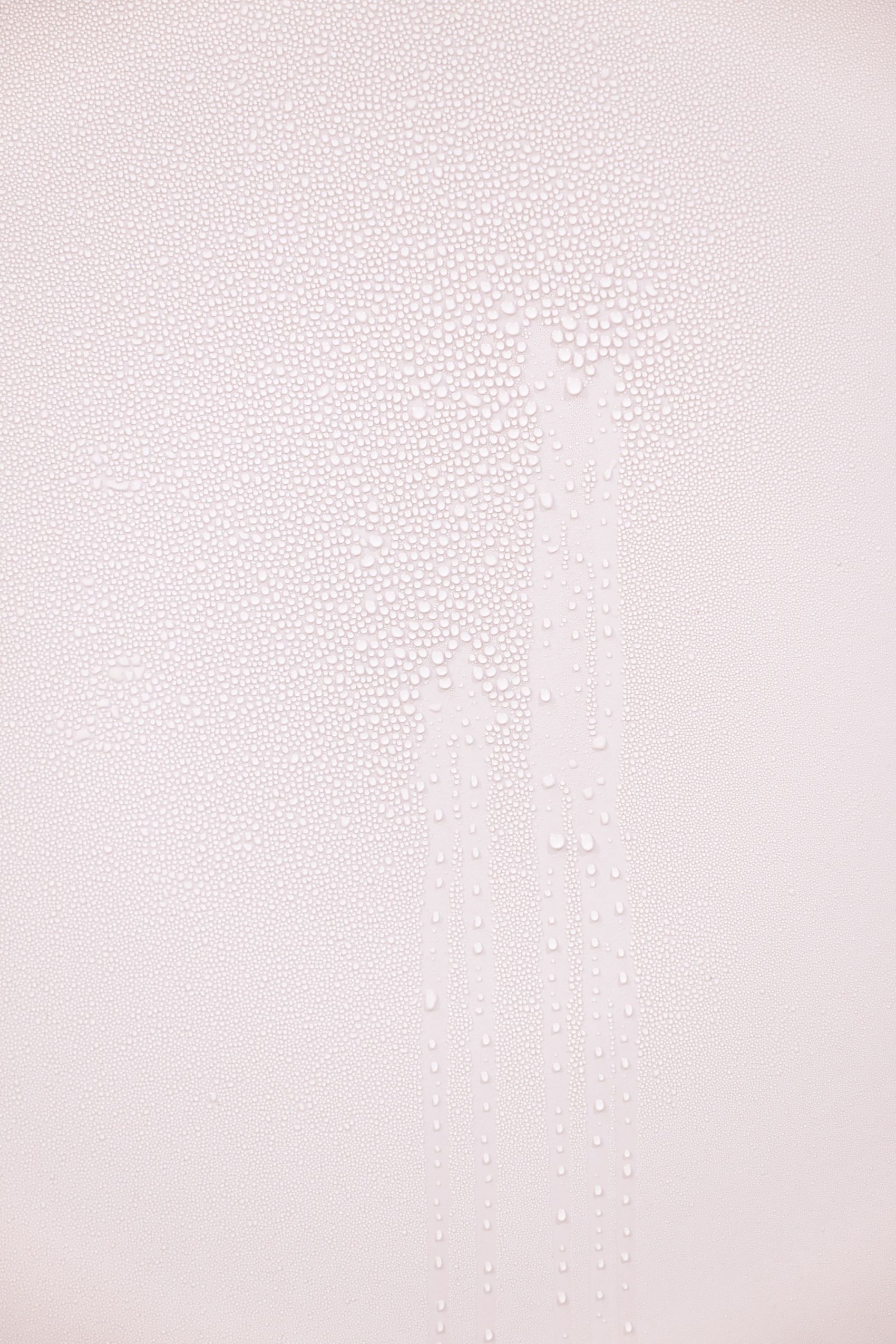 Caline Aoun, Artificial Dew (detail), 2023,&nbsp;Kupferrohre, Aluminiumplatte, Schaumstoff, Kühlschrankkompressor, Kühler mit Lüfter, Thermostat, Sensor, Relais,&nbsp;courtesy the artist and Marfa’ Projects, photo: Youssef Itani
